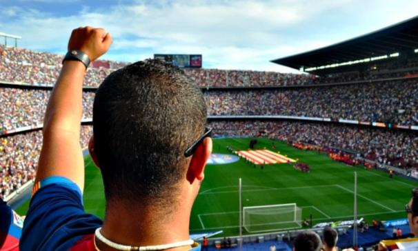 Supporter juicht voor voetbalclub